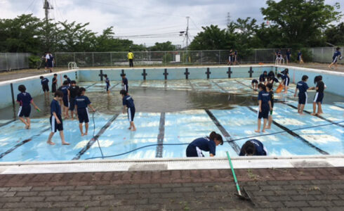 プール清掃　兵庫県　中学校