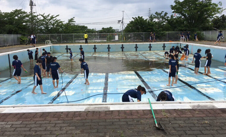プール清掃　兵庫県　中学校